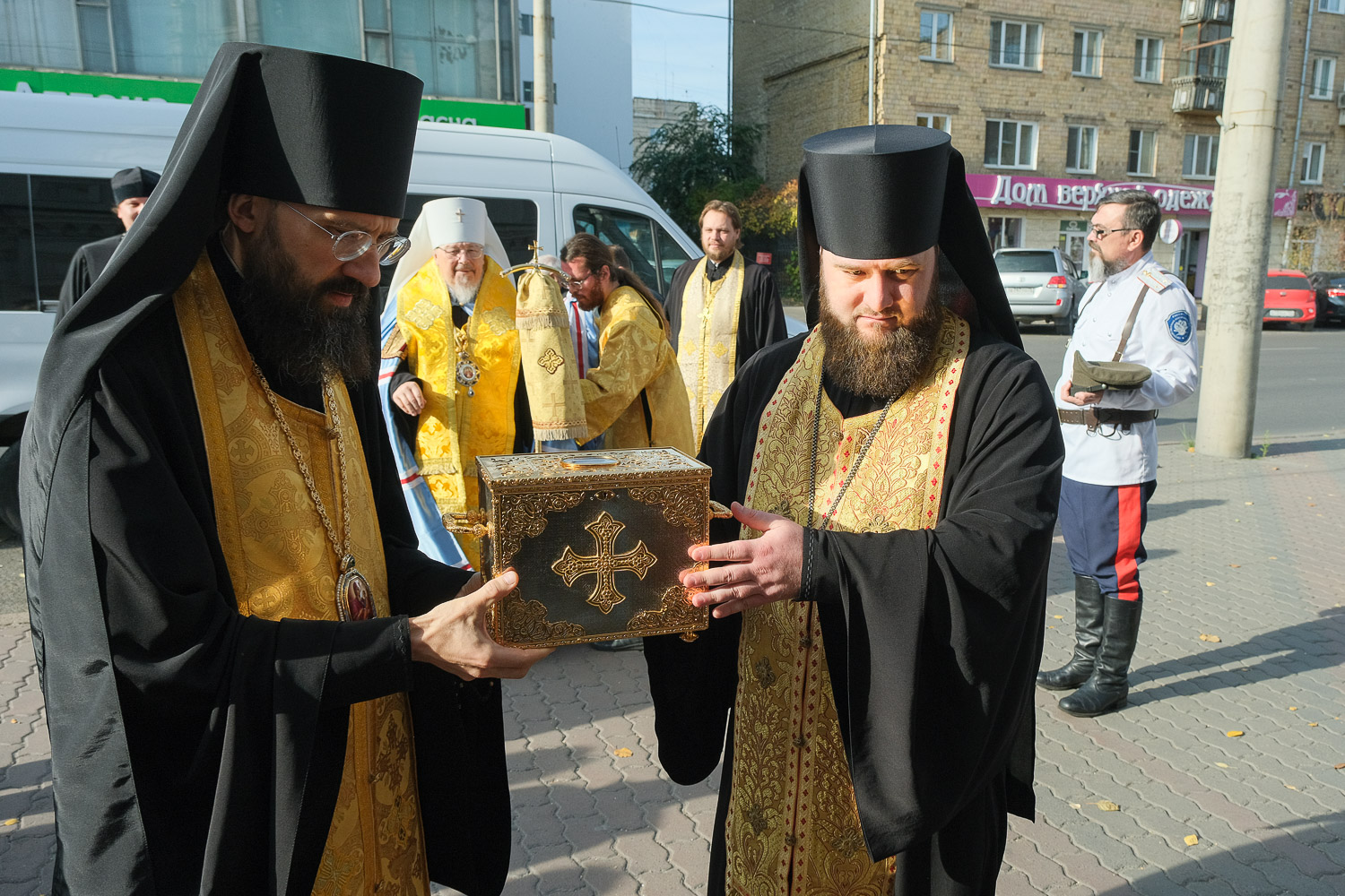 Иерархи Красноярской митрополии совершили молебен перед мощами святителя  Иоанна Златоуста | 13.10.2023 | Норильск - БезФормата